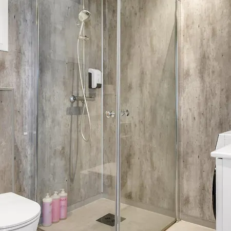 Large Unit In With Great Views! *